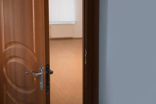 Open modern door to empty light room — Stock Photo, Image