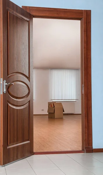 Open moderne deur naar lege lichte kamer — Stockfoto