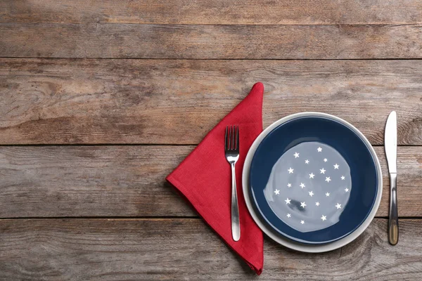 Definição de mesa Patriótica com cores tradicionais dos EUA em fundo de madeira, flat lay. Espaço para texto — Fotografia de Stock