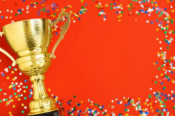 Trophy and frame of confetti on color background, top view with space for text. Victory concept — Stock Photo, Image