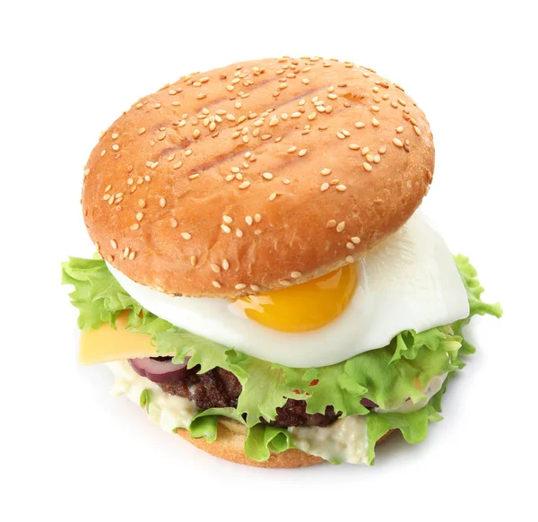 Вкусный бургер с яичницей на белом фоне — стоковое фото