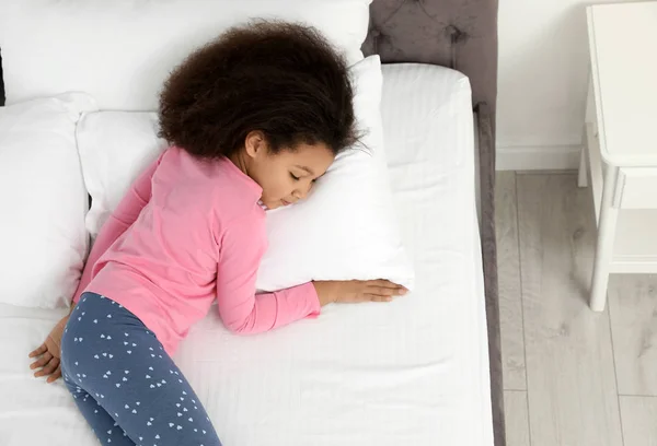 Carino poco afro-americano ragazza dormire a letto, vista dall'alto — Foto Stock