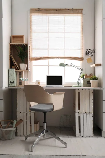 Moderno lugar de trabajo con cajas de madera. Interior de estilo ecológico — Foto de Stock