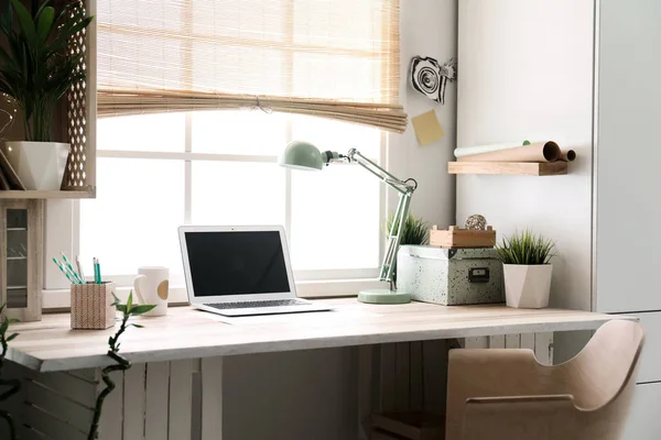 Posto di lavoro domestico moderno con casse di legno. Eco stile interno — Foto Stock