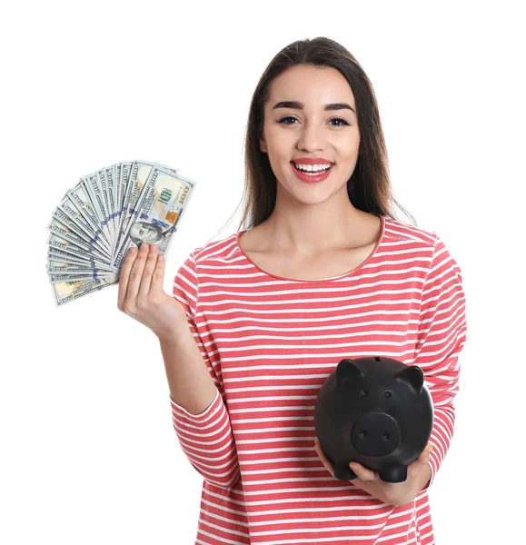 Πορτρέτο του ευτυχισμένη γυναίκα με χρήματα και τράπεζα piggy σε λευκό φόντο — Φωτογραφία Αρχείου