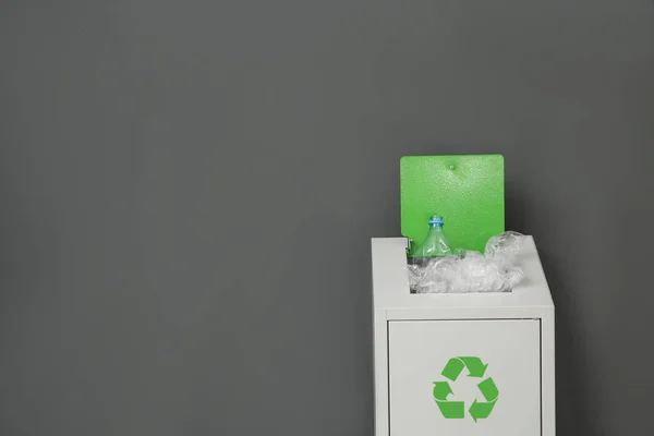Caixote de metal com lixo em fundo cinza, espaço para texto. Reciclagem de resíduos — Fotografia de Stock