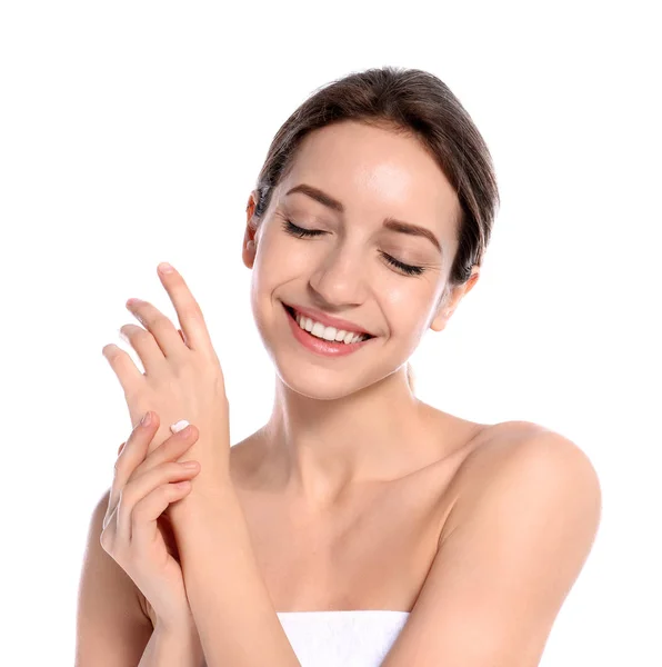 Mujer joven que aplica crema en su mano sobre fondo blanco. Belleza y cuidado corporal —  Fotos de Stock