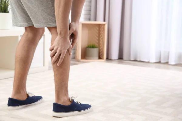 Muž trpící bolesti nohou doma, closeup. Prostor pro text — Stock fotografie
