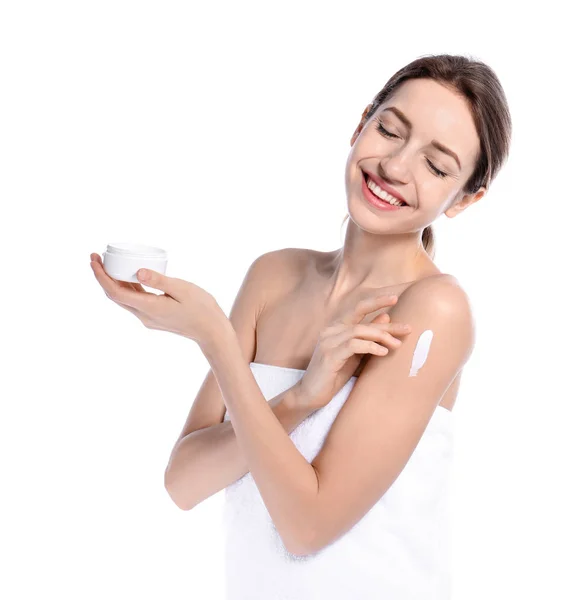 Mujer joven con tarro de crema sobre fondo blanco. Belleza y cuidado corporal — Foto de Stock