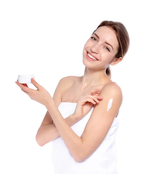 Mujer joven con tarro de crema sobre fondo blanco. Belleza y cuidado corporal — Foto de Stock