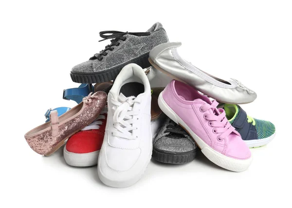 Pile de chaussures différentes sur fond blanc — Photo