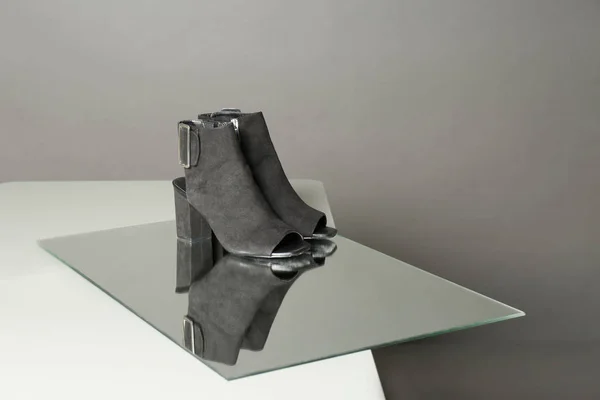 Par de sapatos de senhora na mesa contra fundo cinza, espaço para texto — Fotografia de Stock