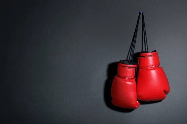 Par boxhandskar på grå bakgrund, utrymme för text — Stockfoto