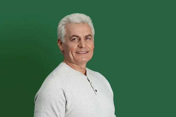 Portret van knappe volwassen man op de achtergrond in kleur. Ruimte voor tekst — Stockfoto