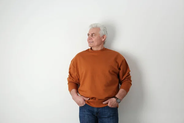 Portret van knappe volwassen man op lichte achtergrond — Stockfoto
