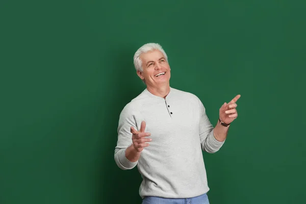 Retrato de hombre maduro guapo sobre fondo de color —  Fotos de Stock