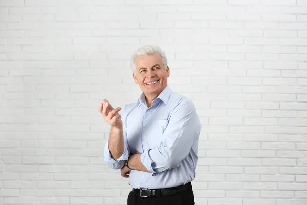 Portrait d'un bel homme mature près d'un mur de briques — Photo