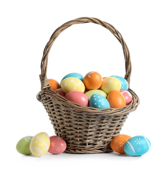 Festett húsvéti tojásokat, fehér alapon fonott kosár — Stock Fotó