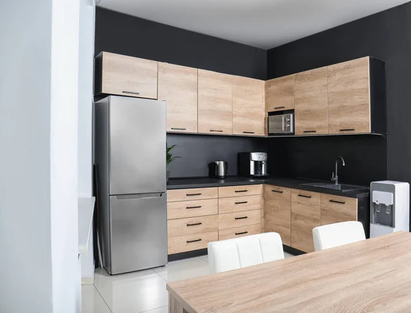 Mysiga moderna köket interiör med nya möbler och vitvaror — Stockfoto