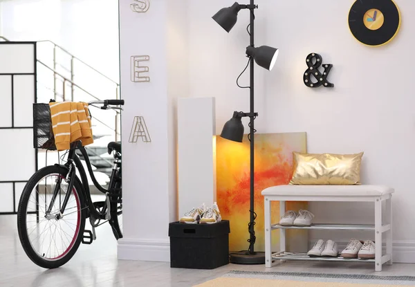 Stilvolles Flurinterieur mit modernem Fahrrad. Hipster-Design — Stockfoto