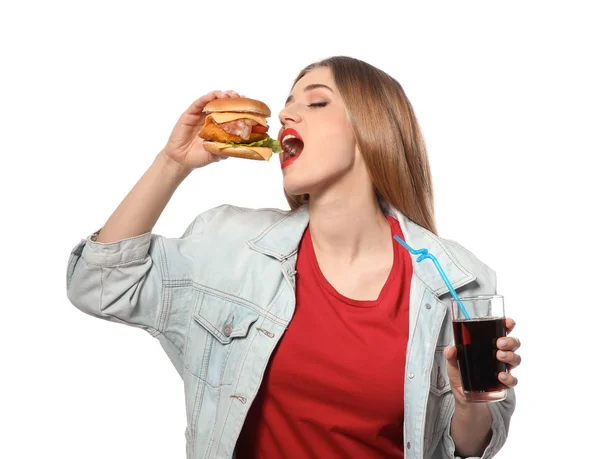 Mulher bonita com hambúrguer saboroso e cola isolada em branco — Fotografia de Stock