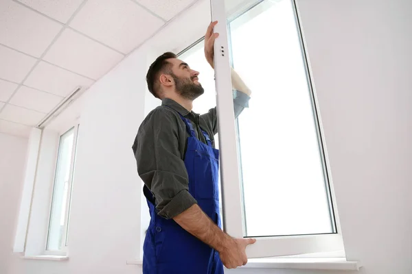 Pracownik budowlany Instalowanie okien z tworzyw sztucznych w domu — Zdjęcie stockowe
