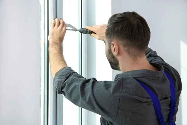 Professioneller Bauarbeiter installiert Fenster in Wohnung — Stockfoto
