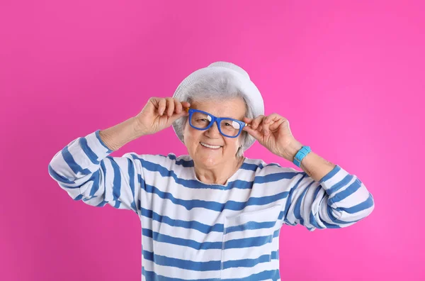 Retrato de abuela fresca sobre fondo de color — Foto de Stock
