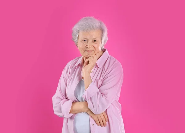 Portrét babičky v stylové oblečení na barvu pozadí — Stock fotografie