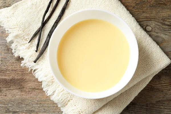 Ciotola con latte condensato servita sul tavolo, vista dall'alto. Prodotti lattiero-caseari — Foto Stock