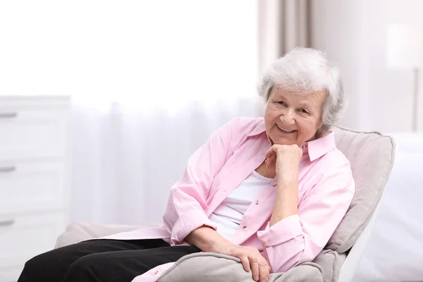 Porträtt av vackra mormor i vardagsrum — Stockfoto