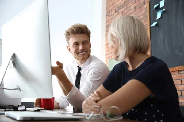 Mensen uit het bedrijfsleven werken op de computer aan tafel in office. Professionele communicatie — Stockfoto