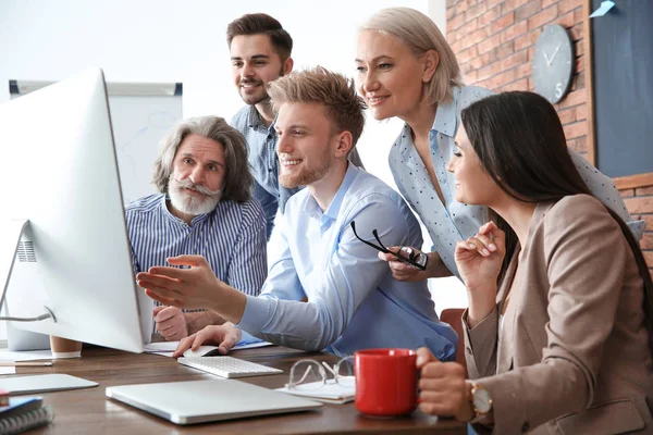 Mensen uit het bedrijfsleven bespreken werk zaken aan tafel in office. Professionele communicatie — Stockfoto