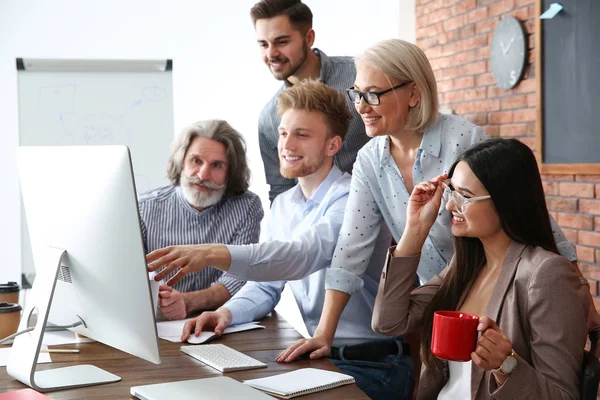 Mensen uit het bedrijfsleven bespreken werk zaken aan tafel in office. Professionele communicatie — Stockfoto