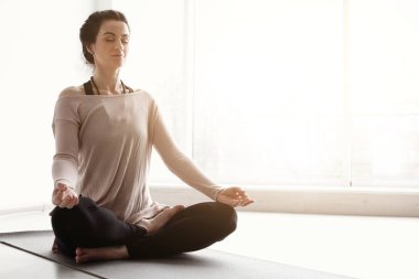 Olgun kadın uygulama Zen Yoga kapalı, alan metin