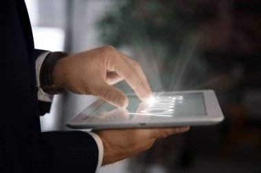 Dijital tablet, closeup kullanma iş adamı. Enerji verimliliği kavramı