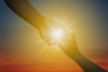 Erkek ve kadın gün batımında açık havada, closeup elele. Kavram