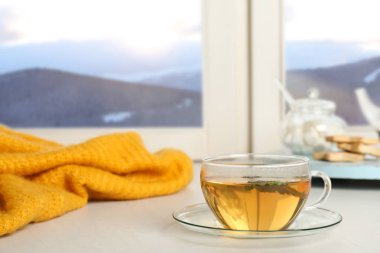 Pencere, metin için yer sıcak kış içki fincan ile kompozisyon