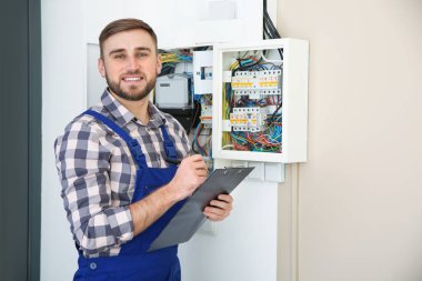 Pano yakınındaki sigorta yönetim kurulu kapalı, metin için yer ile erkek elektrikçi