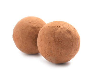 Beyaz zemin üzerine lezzetli çiğ çikolata truffles