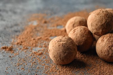 Gri arka plan, metin için yer üzerinde lezzetli çiğ çikolata truffles