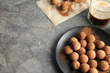 Plakalı gri arka plan, metin için yer üzerinde çikolata truffles