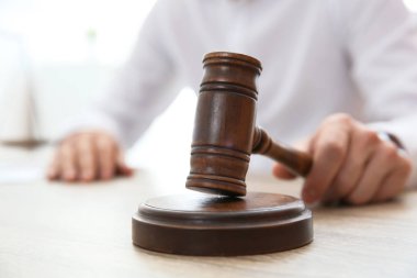Mahkeme salonunda, closeup masada tokmak ile yargıç. Hukuk ve adalet kavramı