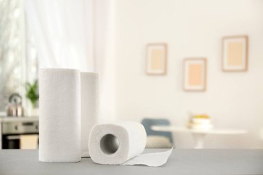 Mutfak tabloda rulo kağıt havlu