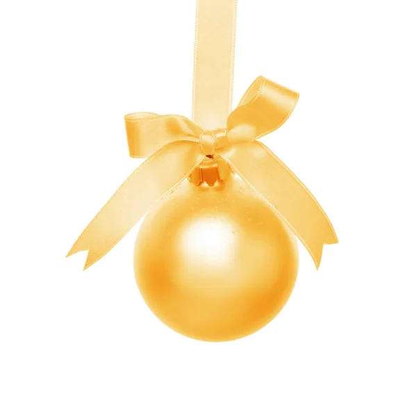 Schöne goldene Weihnachtskugel mit Schleife auf weißem Hintergrund — Stockfoto