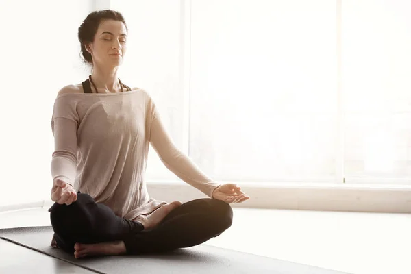 Femeie matură practicând zen yoga în interior, spațiu pentru text — Fotografie, imagine de stoc