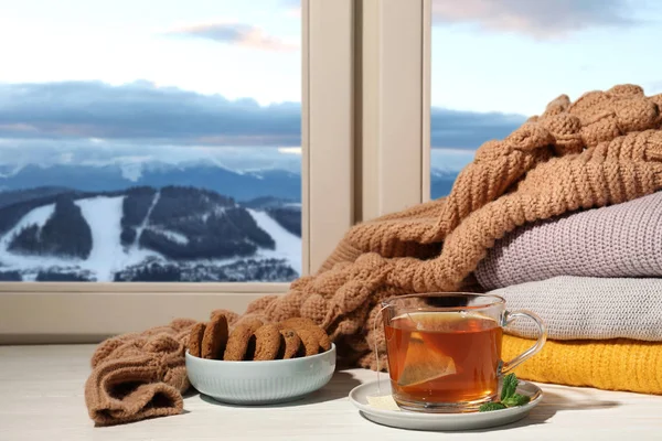 Samenstelling met kop warme winter drankje op de vensterbank, ruimte voor tekst — Stockfoto