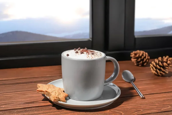 Összetétele csésze meleg téli ital és a cookie-ablakpárkányon — Stock Fotó