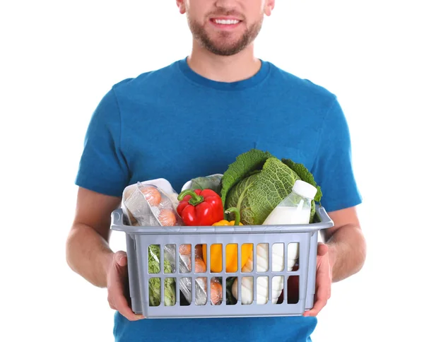 Doručovatel držící plastové bedny s potravinami na bílém pozadí, closeup — Stock fotografie