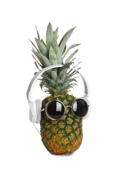 Lustige Ananas mit Kopfhörern und Sonnenbrille auf weißem Hintergrund — Stockfoto
